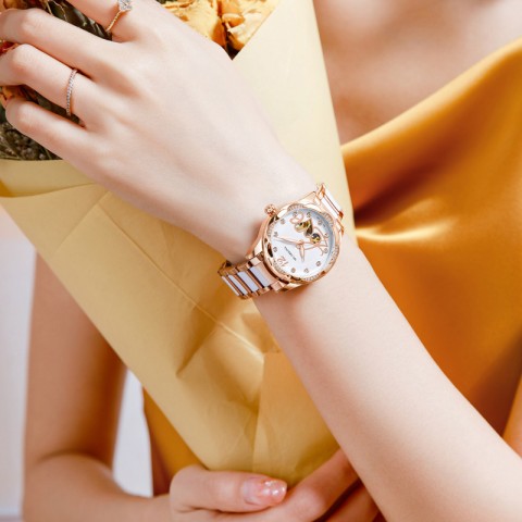 Luminous ladies watch with diamonds